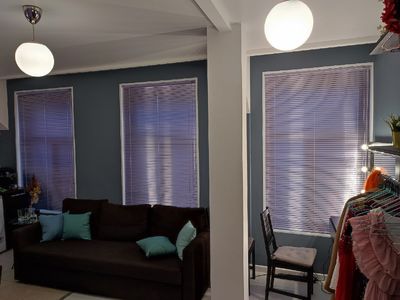 Горизонтальные алюминиевые жалюзи с оригинальным цветом в проем окна